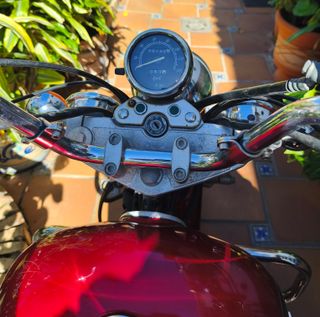 Moto Custom Roja y Plateada. GZ 250