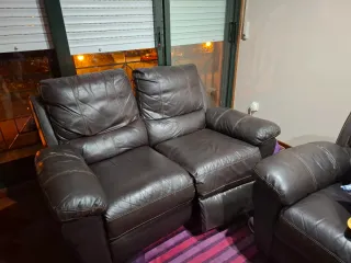 Sofá de piel marrón