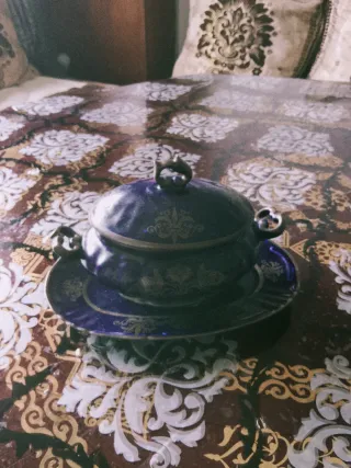 Tazón de cerámica azul con detalles dorados