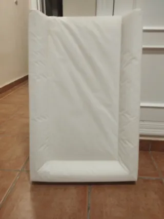 Cambiador de bebé blanco