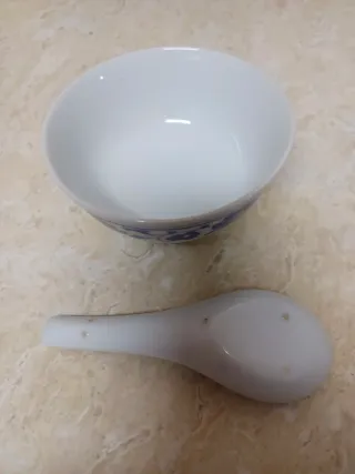 Lechera y bol con cuchara de cerámica