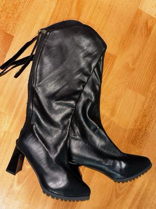 Botas altas negras con cremallera