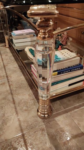 Mesa Centro Cristal y Metal Dorado