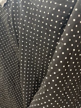 Tela popelín negra con lunares blancos