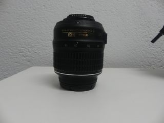 Cámara Nikon con accesorios
