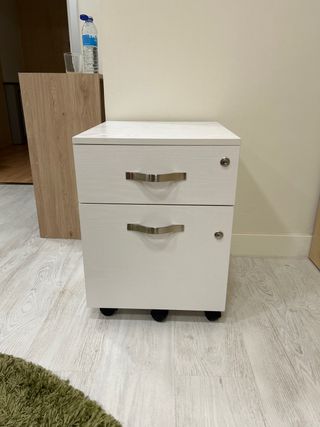 Fichero blanco con ruedas y llaves.