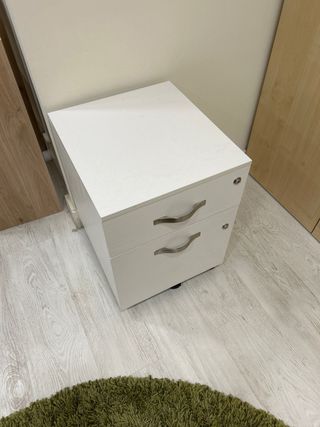 Fichero blanco con ruedas y llaves.