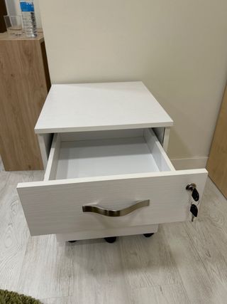 Fichero blanco con ruedas y llaves.