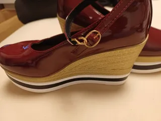 Zandalias de cuña rojas