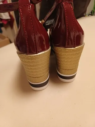 Zandalias de cuña rojas