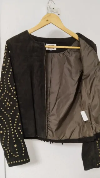 Cazadora ante tachuelas