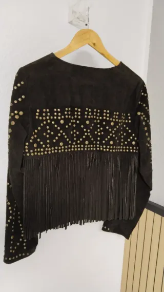 Cazadora ante tachuelas