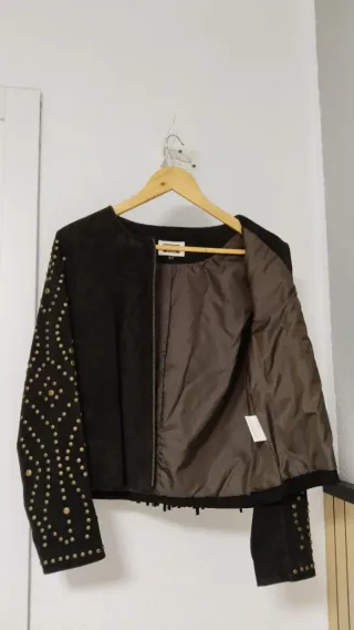 Cazadora ante tachuelas