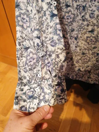 Camisa Zara floral y camiseta tirantes