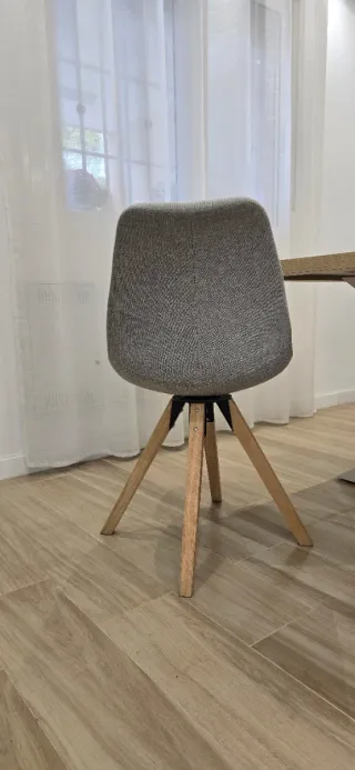 Silla de comedor gris con patas de madera