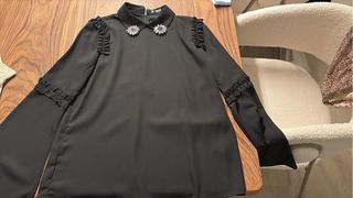 Blusa negra con adornos florales