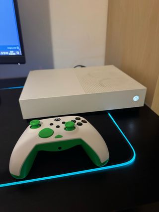 Xbox One S 1TB con mando blanco y verde