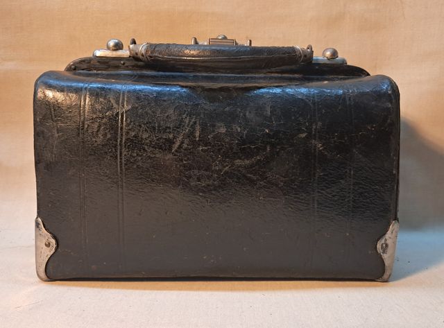 MALETIN DE MEDICO ANTIGUO