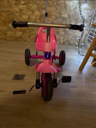 Triciclo rosa para niña con manillar
