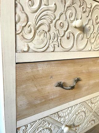 Cómoda de madera con cajones tallados