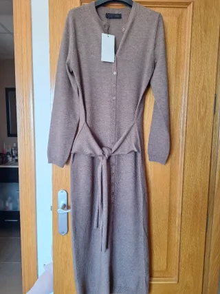 Vestido marrón con lazada