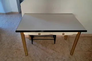 Mesa de cocina dorada y blanca