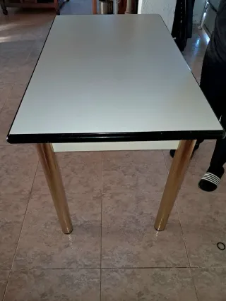 Mesa de cocina dorada y blanca