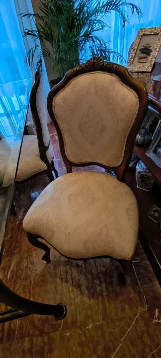 Sillas Isabelinas en madera color nogal y  Tapizad