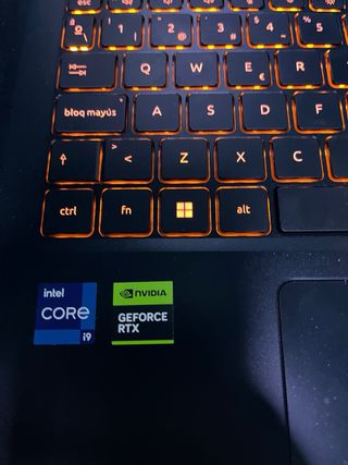 Portátil Gaming i9 32GB RTX 5050 1TB SSD