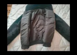 Cazadora reversible negra con capucha.