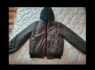 Cazadora reversible negra con capucha.