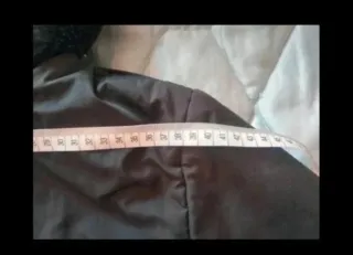 Cazadora reversible negra con capucha.