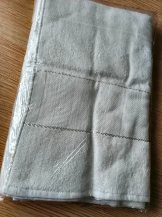 Coppia Asciugamani Ricamo 60x110 e 40x60 bianchi