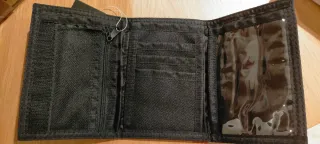 Cartera monedero Globe negra con detalles rosas