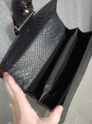 Bolso elegante negro con cadena