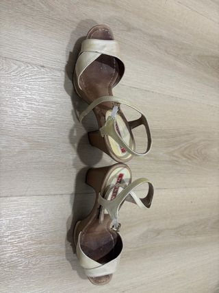 Sandalias de tacón madera doradas y marrones