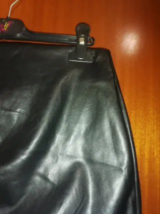 Falda símil piel flexible y elástica