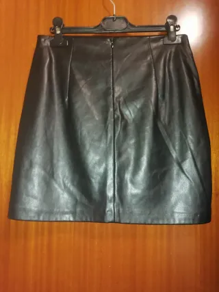 Falda símil piel flexible y elástica