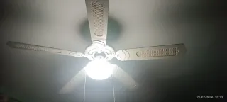 Ventilador de techo blanco,