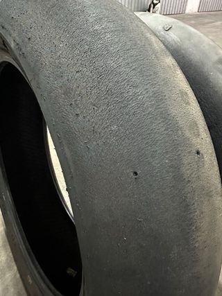 Juego neumáticos Avon y Metzeler slick