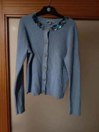 Casaco malha canelada com botões e lantejoulas