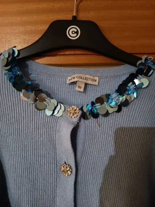 Casaco malha canelada com botões e lantejoulas