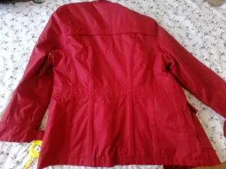 Chaqueta impermeable roja mujer