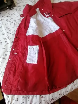 Chaqueta impermeable roja mujer