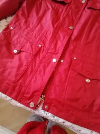 Chaqueta impermeable roja mujer