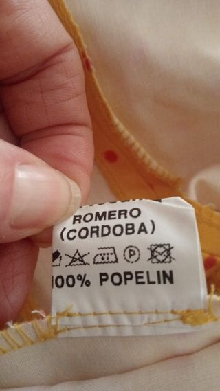 Traje de flamenca amarillo con lunares. De un uso.