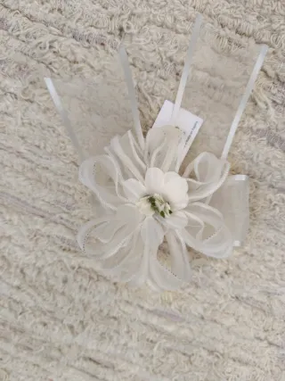 Tocado comunión flor blanco y dorado