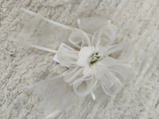 Tocado comunión flor blanco y dorado