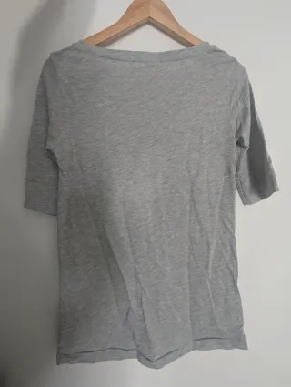 Camiseta gris con estampado de cámara y pedrería