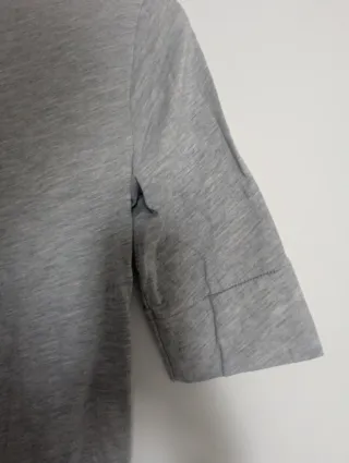 Camiseta gris con estampado de cámara y pedrería